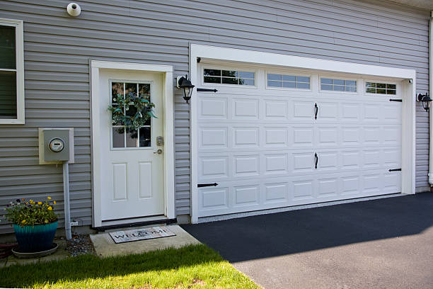 24/7 Emergency Garage Door Panel Replacement experts in Taft, FL